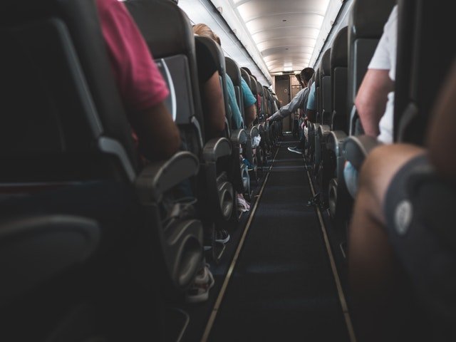 Ľudia sediaci na palube lietadla.jpg