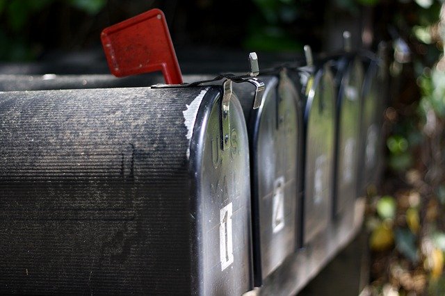 Poštové schránky vedľa seba